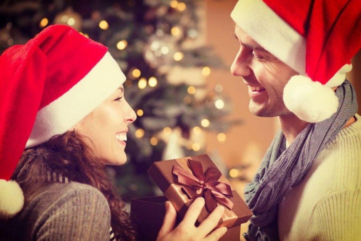 Новогодние подарки парню 2021: топ-50 идей с доставкой и без