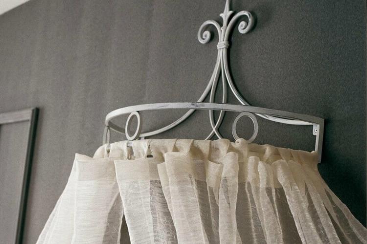 Дугообразный балдахин на детскую кроватку своими руками