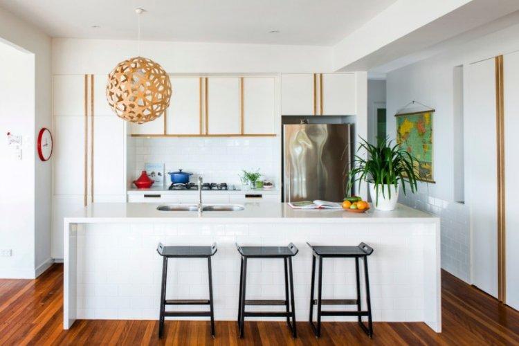 Современная белая кухня с белой столешницей - дизайн интерьера