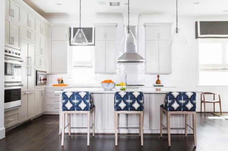 Кухня с белой столешницей и фартуком - дизайн фото