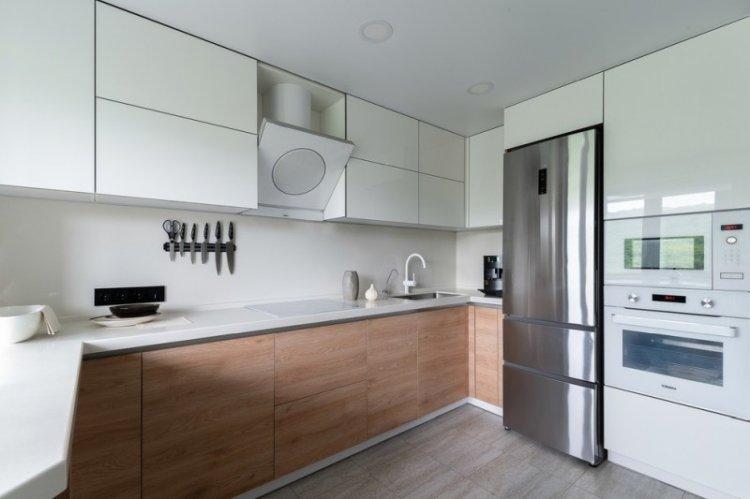 Глянцевая белая кухня с белой столешницей - дизайн интерьера