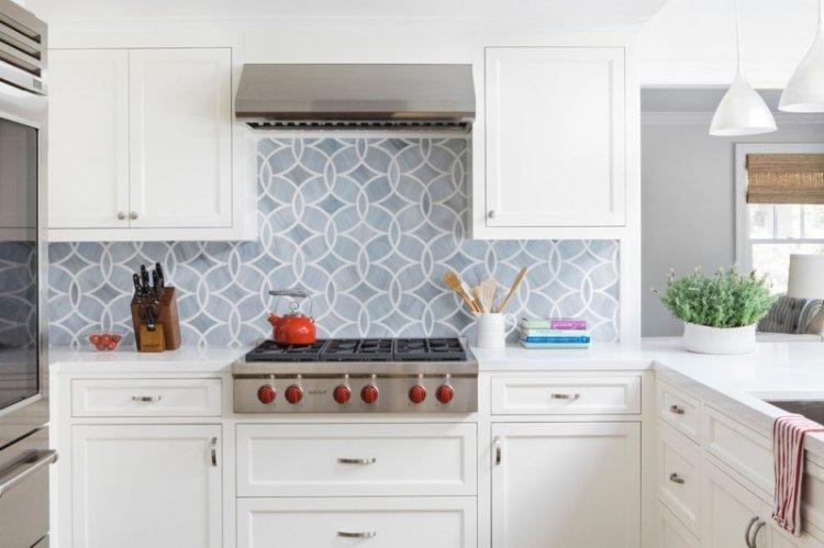 Матовая белая кухня с белой столешницей - дизайн фото