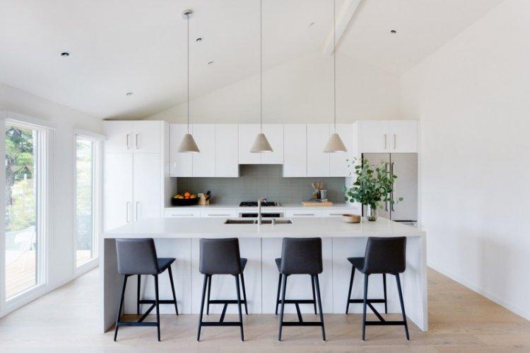 Матовая белая кухня с белой столешницей - дизайн фото