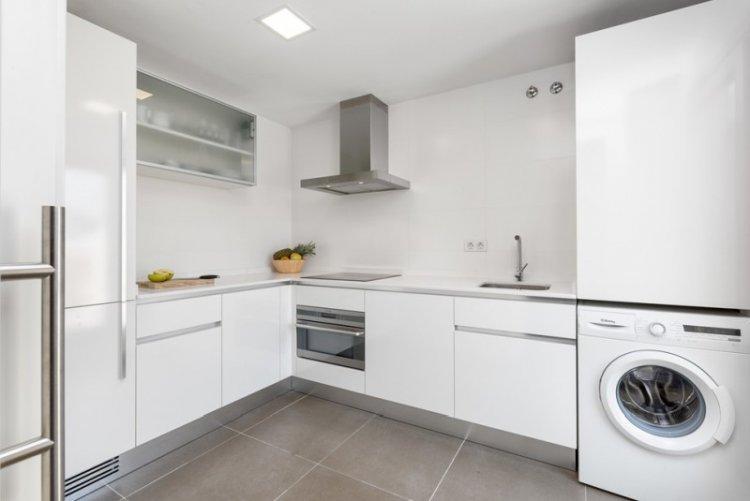 Угловая белая кухня с белой столешницей - дизайн фото