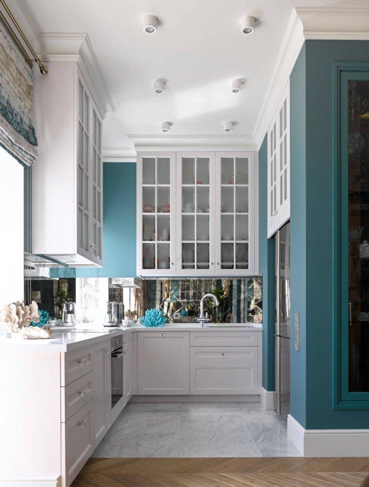 Угловая белая кухня с белой столешницей - дизайн фото