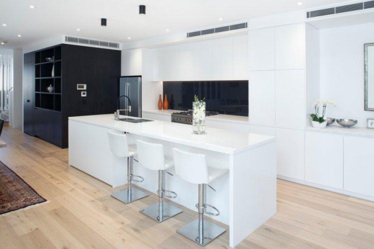 Черно-белая кухня с белой столешницей - дизайн фото