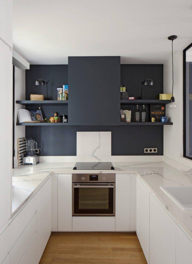 Черно-белая кухня с белой столешницей - дизайн фото