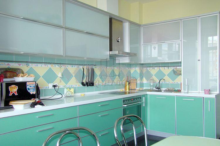 Дизайн кухни в бирюзовом цвете - фото