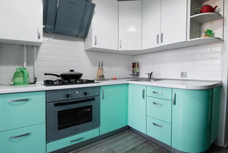 Дизайн кухни в бирюзовом цвете - фото