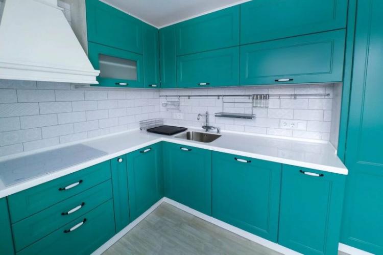 Дизайн кухни в бирюзовом цвете - фото