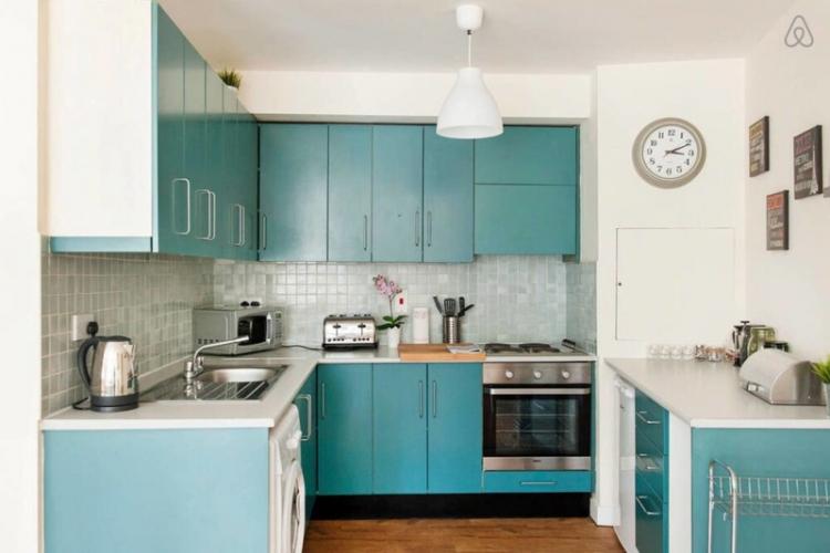 Дизайн кухни в бирюзовом цвете - фото