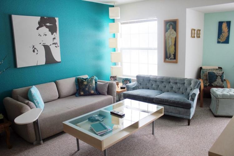 Бирюзовый цвет в интерьере гостиной