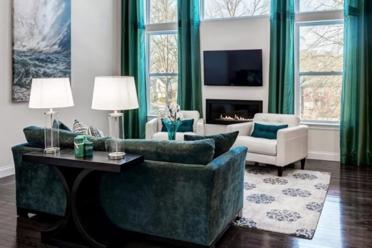 Бирюзовый цвет в интерьере гостиной