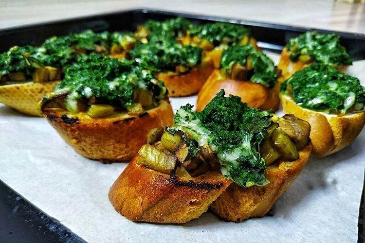 Бутерброды со шпинатом и сыром на Новый год 2021 - рецепты