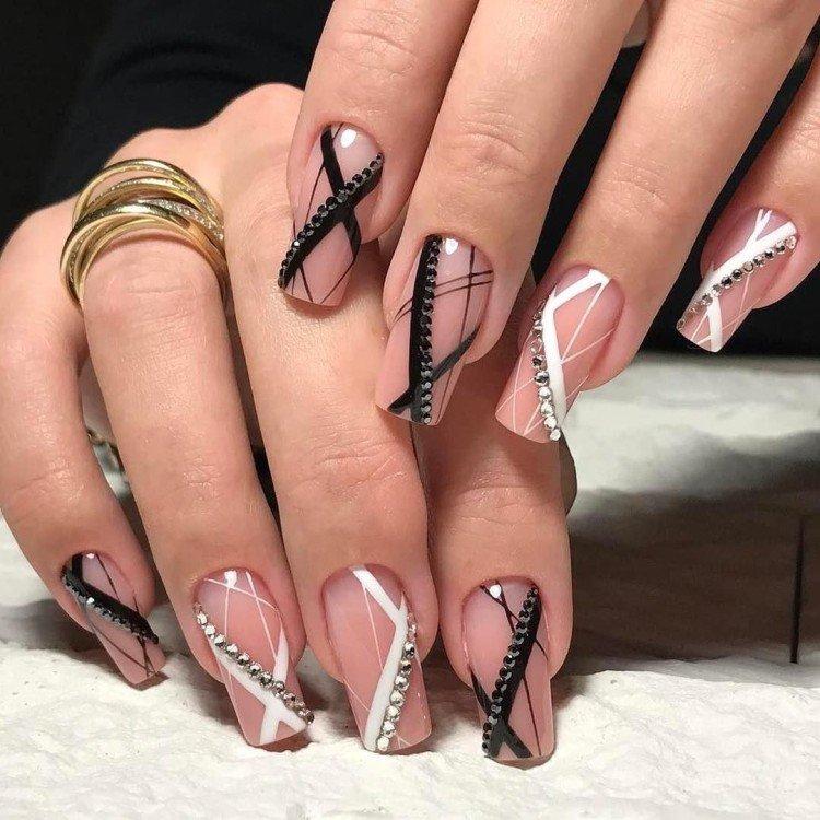 Абстракция - Черно-белый маникюр