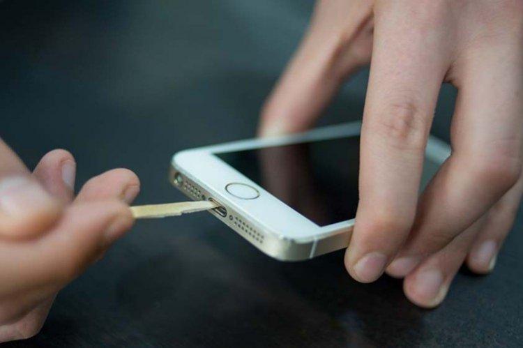 Проверка зарядного разъема - Что делать, если не включается телефон