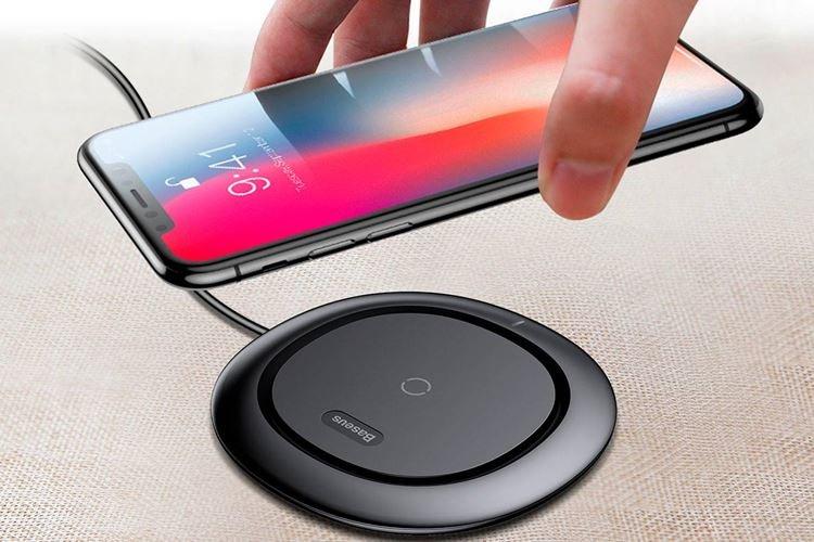 Беспроводная зарядка - Что подарить маме на День рождения от сына