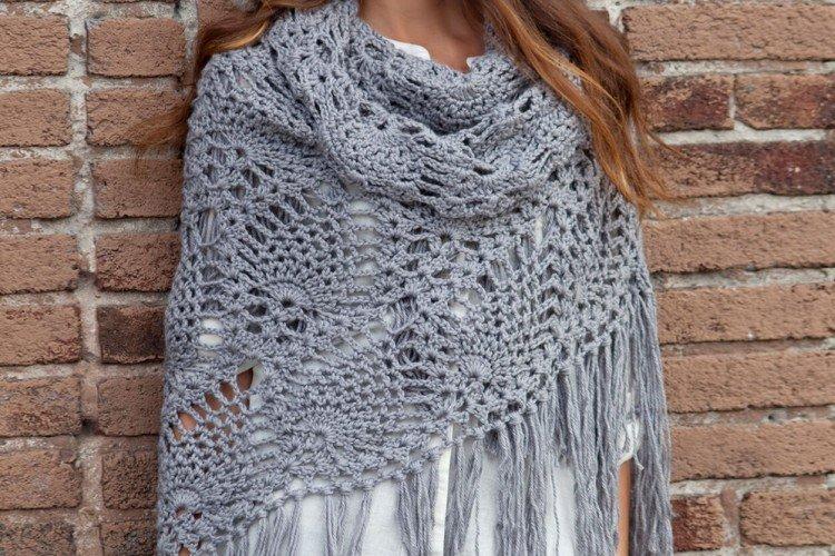 Вязаная шаль ручной работы - Что подарить маме на Новый год 2021