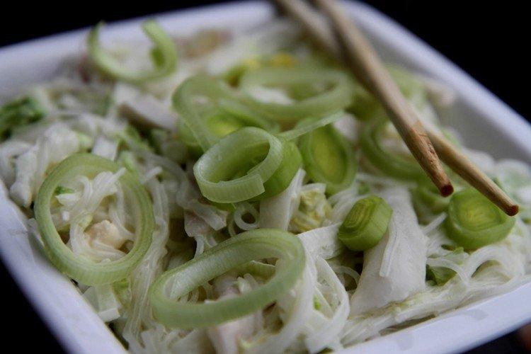 Салат с кальмарами и лапшой - Что приготовить из кальмаров рецепты