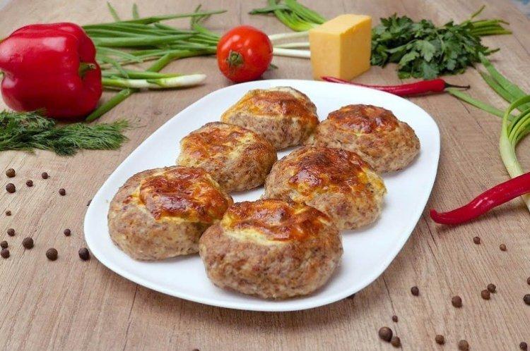 Гнезда из куриного фарша с начинкой - Что приготовить из куриного фарша