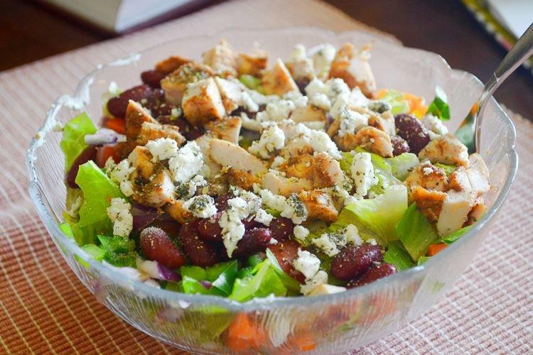 Свежий салат с курицей и фасолью - Что приготовить из куриной грудки