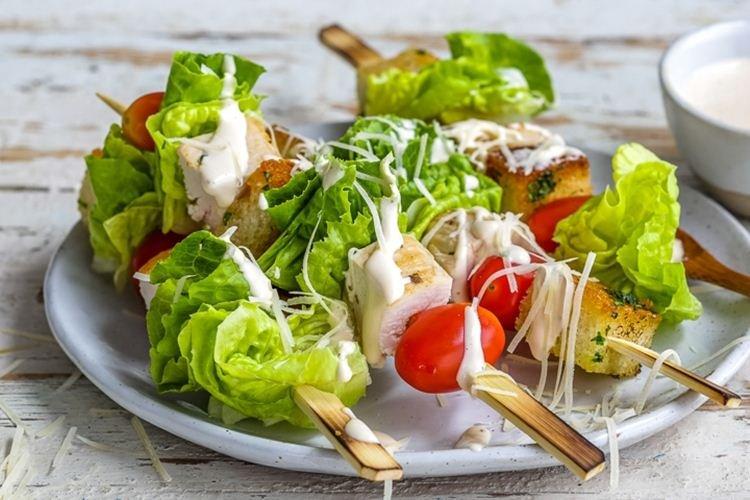 Цезарь на шпажках - Что приготовить ребенку на День рождения рецепты