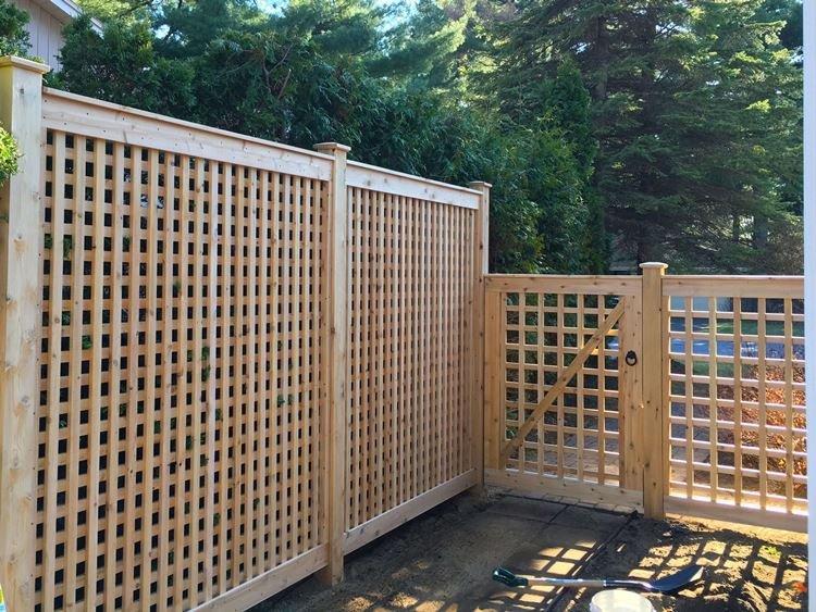 Решетчатый деревянный забор - фото и идеи