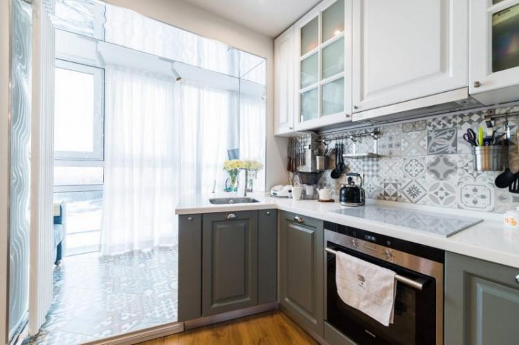 Кухня, совмещенная с балконом - дизайн интерьера фото