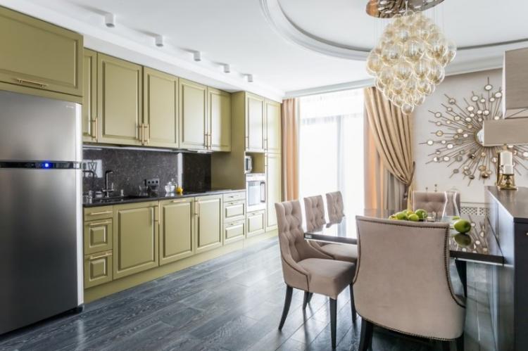 Отделка потолка - Дизайн кухни в классическом стиле