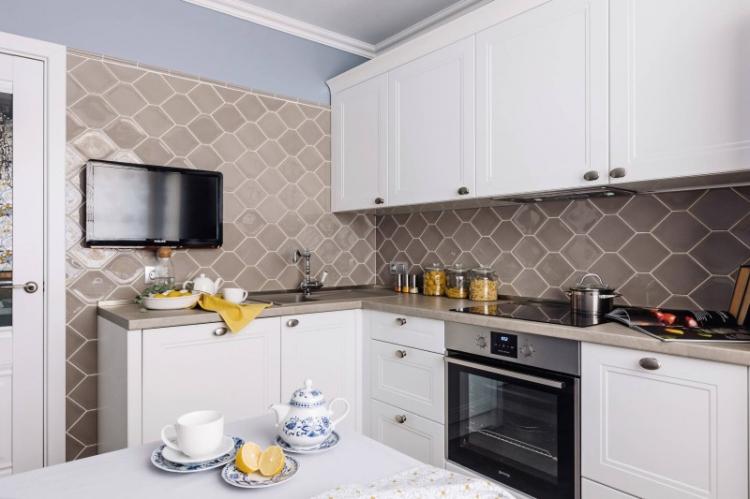 Максимум белого цвета - Дизайн маленькой кухни