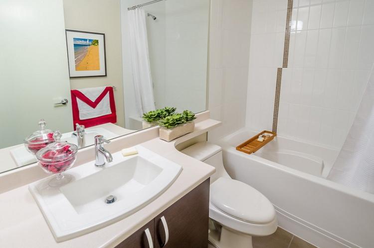 Ставка на светлые цвета - Дизайн маленькой ванной комнаты