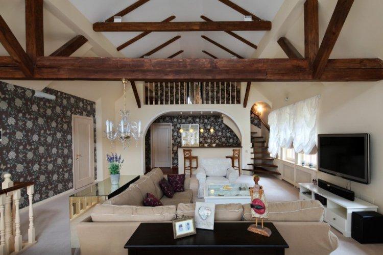 Дизайн гостиной в мансарде - фото