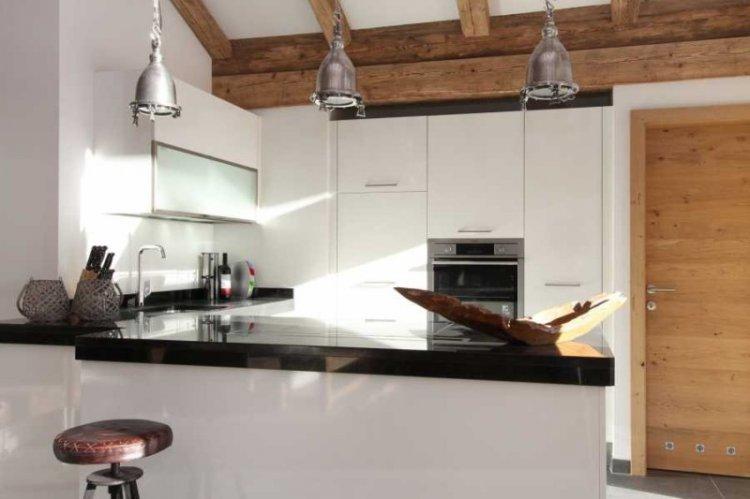 Дизайн кухни в мансарде - фото