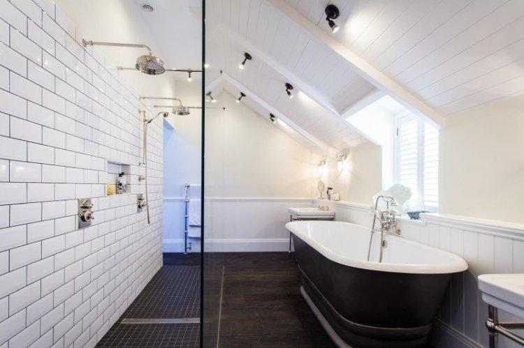 Дизайн ванной комнаты в мансарде - фото