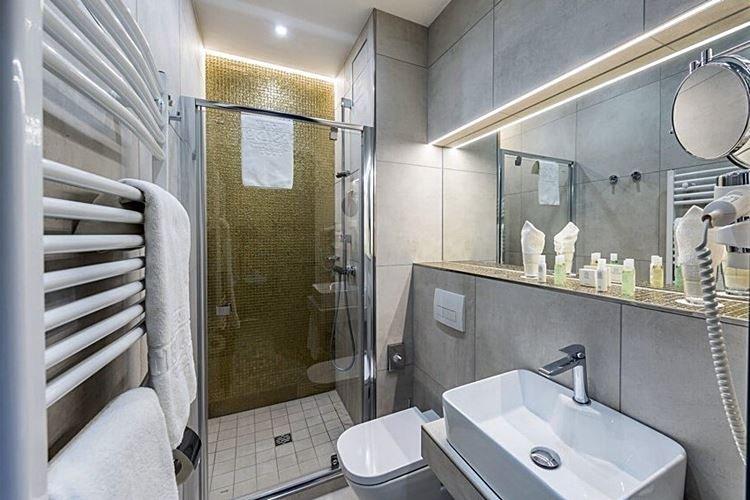 Дизайн серой ванной комнаты 2021