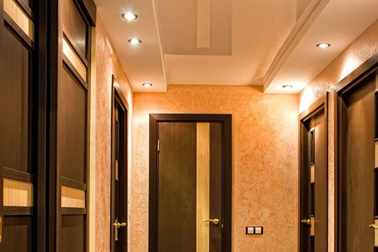 Двухуровневые натяжные потолки в прихожей