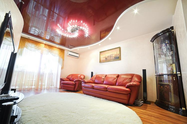 Двухуровневые натяжные потолки в гостиной