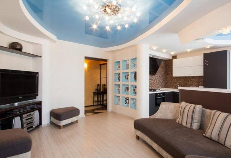 Двухуровневые натяжные потолки в гостиной