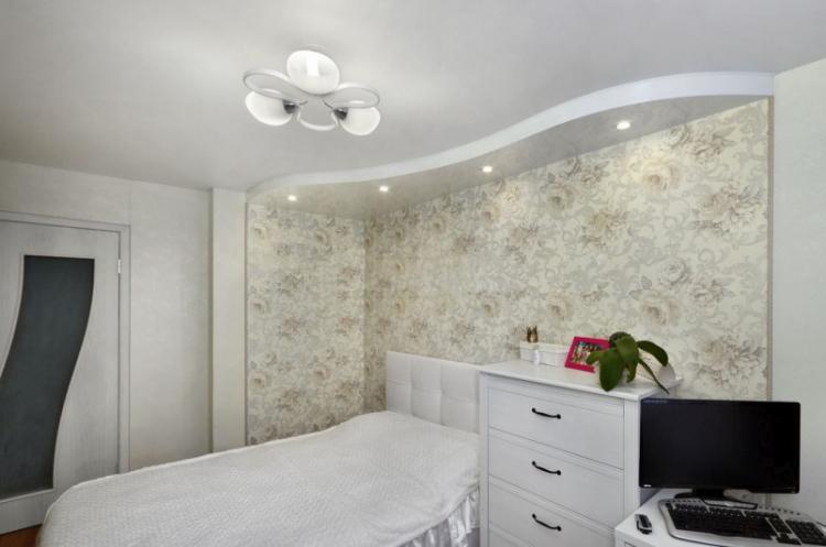Двухуровневые натяжные потолки в спальне