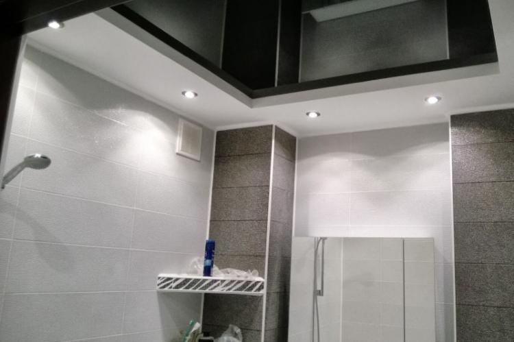 Двухуровневые натяжные потолки в ванной комнате