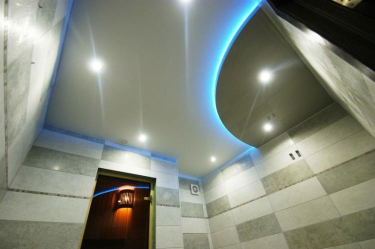 Двухуровневые натяжные потолки в ванной комнате