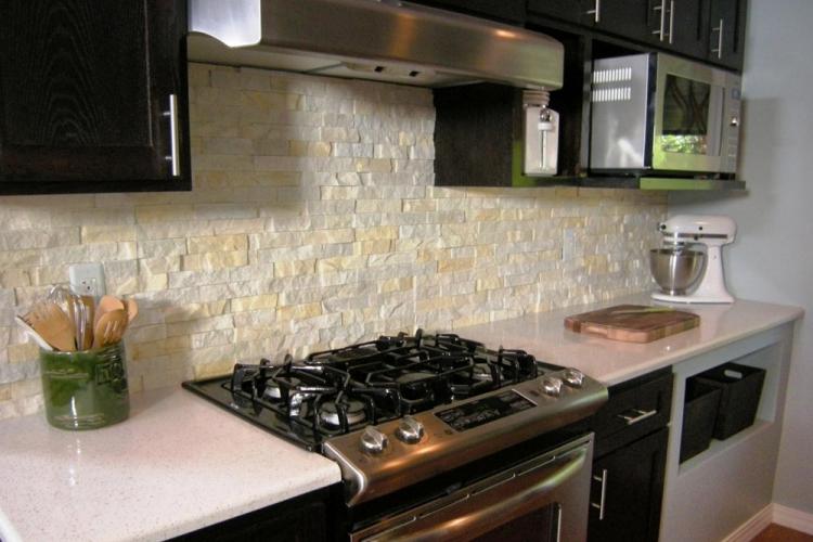 Фартук на кухне из искусственного камня