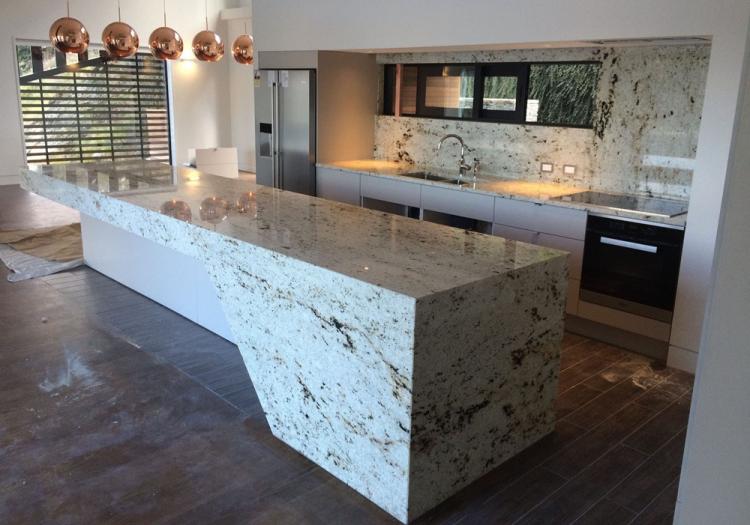 Фартук на кухне из искусственного камня