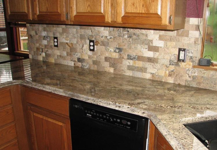Фартук на кухне из искусственного камня