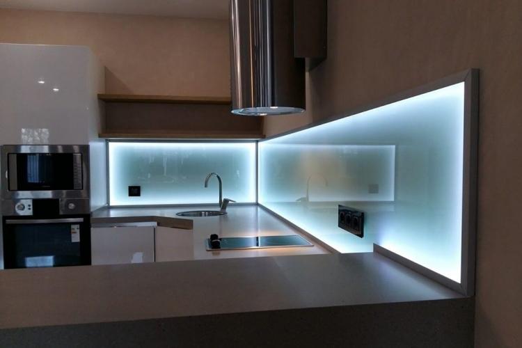 Фартук на кухне из стекла