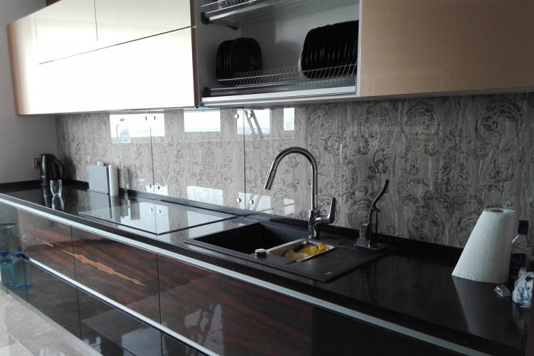 Фартук на кухне из стекла