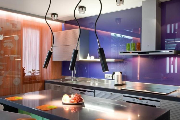 Фартук на кухне из стекла