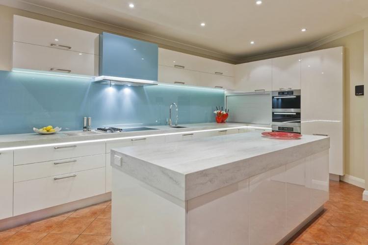 Акриловый фартук на кухне