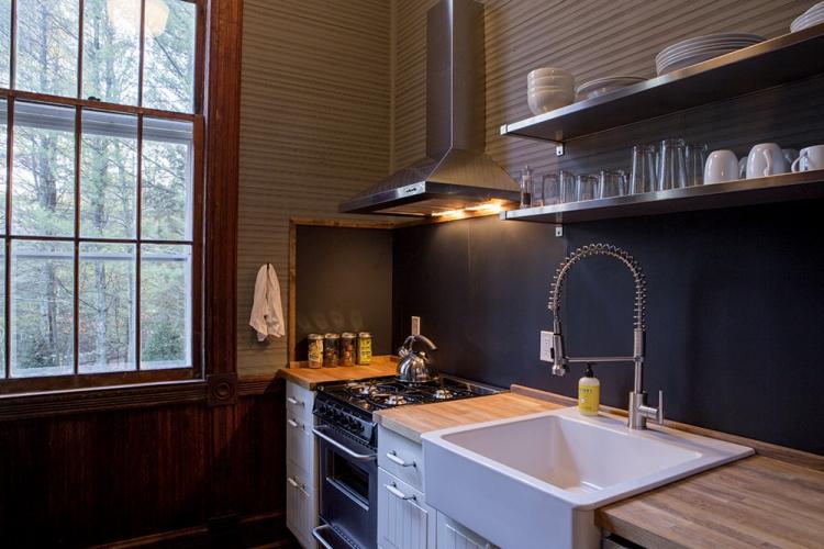 Фартук на кухне с грифельной краской