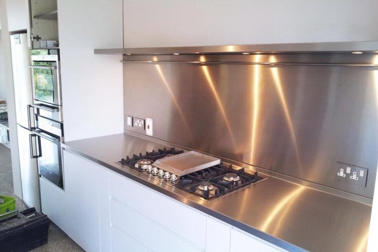 Фартук на кухне из металла